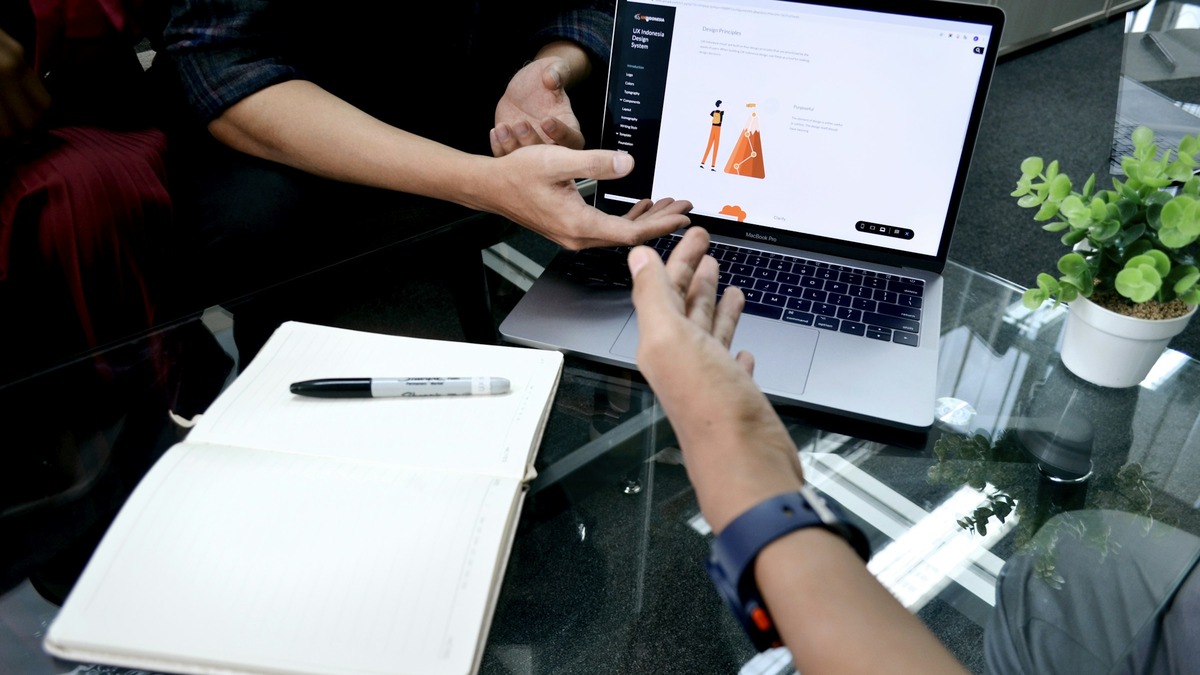 Two people reviewing an online store order together on a laptop